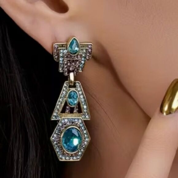 🩵 Heidi DAUS Elegant Gold and Blue Crystal Geometric Earrings 🩵 - Picture 5 of 12